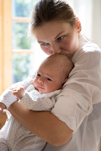 Foto gratuita periodo postnatale con madre e figlio