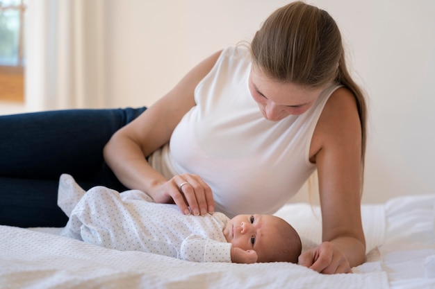 Foto gratuita periodo postnatale con madre e figlio