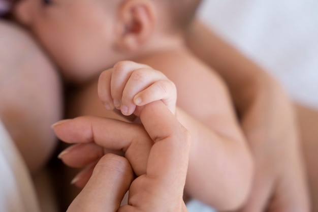 Foto gratuita periodo postnatale con madre e figlio