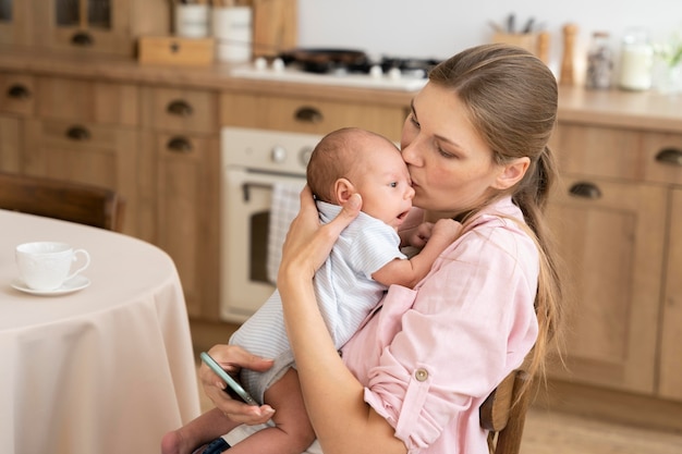 Foto gratuita periodo postnatale con madre e figlio