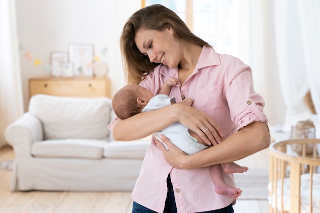 Foto gratuita periodo postnatale con madre e figlio