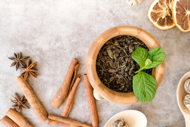 Vaso con pianta di menta piperita e involtini di cannella