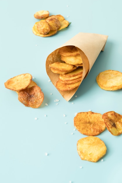 Картофельные чипсы на синем фоне