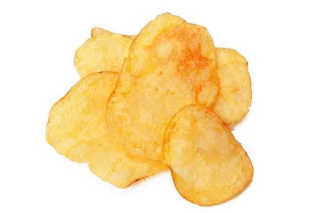 Картофельные чипсы, изолированные на белом фоне