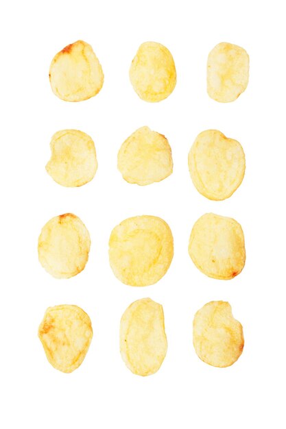 Картофельные чипсы, изолированные на белом фоне