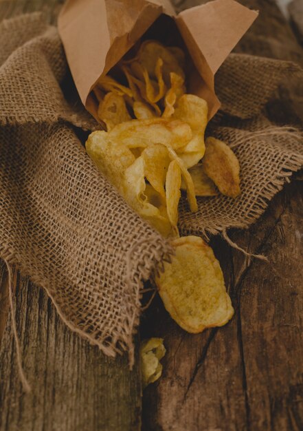 Картофельные чипсы на столе