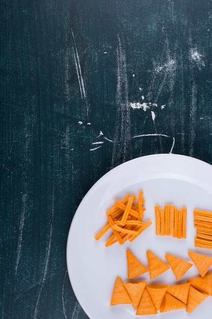 Foto gratuita patatine fritte in salsa di pomodoro in un piatto bianco