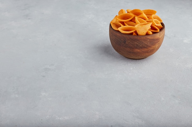 上隅にある木製のボウルにポテトチップス。