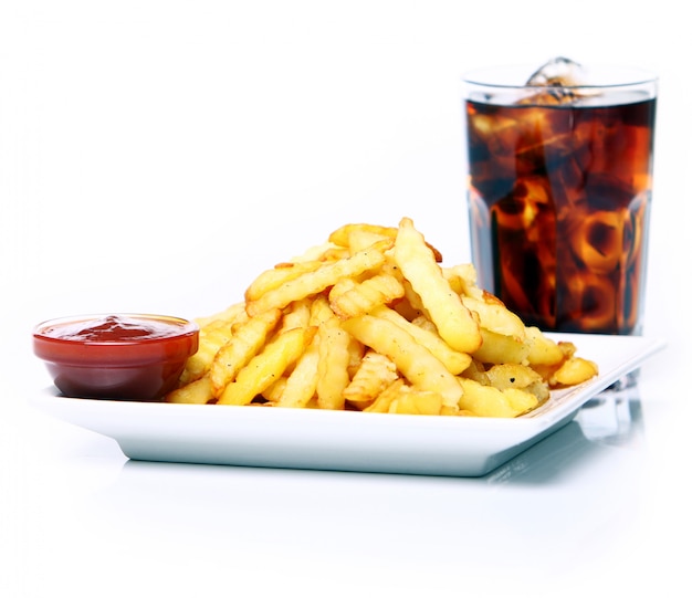 Foto gratuita frittura di patate con ketchup e bevanda alla cola