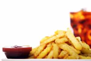 Foto gratuita frittura di patate con ketchup e bevanda alla cola
