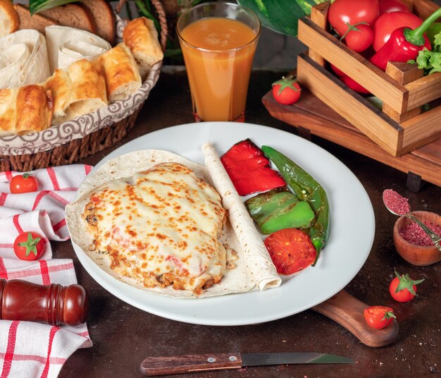 Картофельный гратен (запеченный картофель со сливками и сыром) с лавашем и жареным красным зеленым перцем