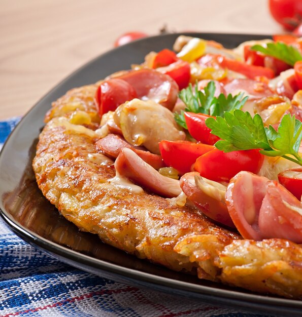 Potato gratin - pizza with sausage, mushrooms and tomatoes