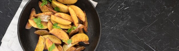 Free photo potato wedges in black plate with copy space