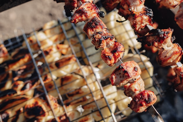 ジャガイモと肉のグリル。火と熱。自然の中で料理。