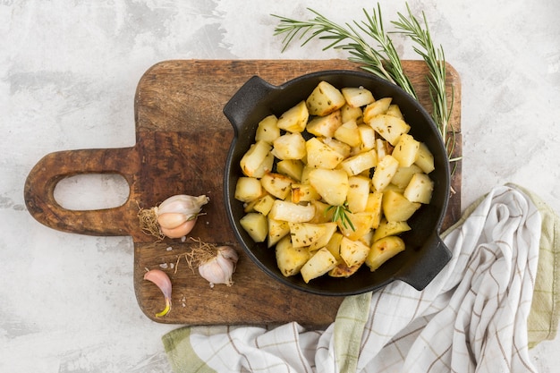 Free photo potatoes meal on wooden board