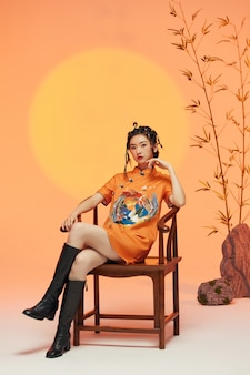 典型的な中国の服を着ている若い女性のpotrait