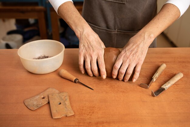 Мастер по гончарному делу в мастерской, создающей керамику