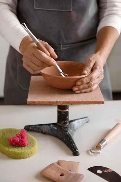 Foto gratuita artigiano di ceramiche in studio che crea ceramiche