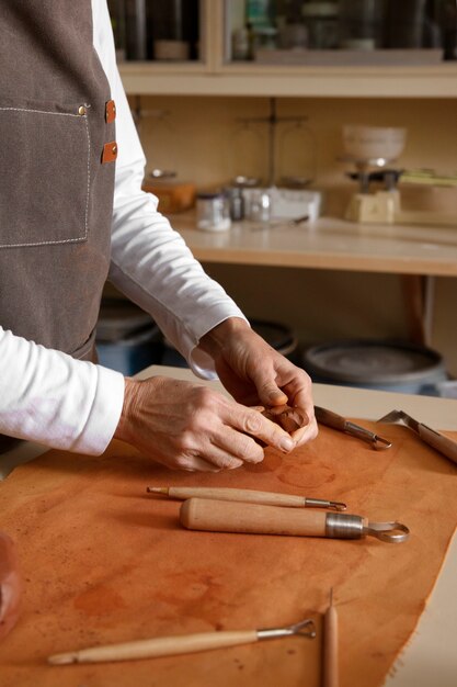 Мастер по гончарному делу в мастерской, создающей керамику