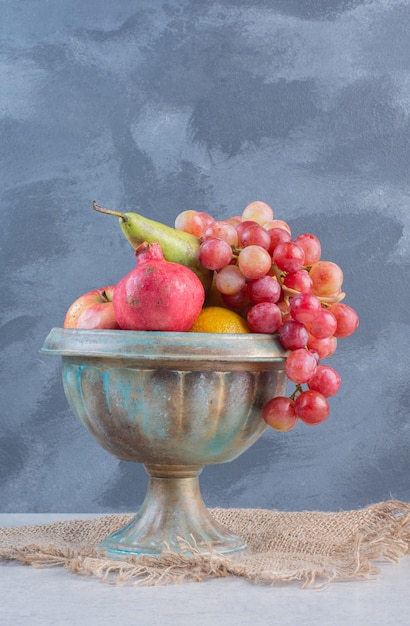 Free photo a pottery full of fresh organic fruits.