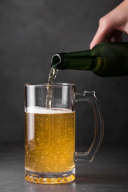 Free photo pouing beer in mug