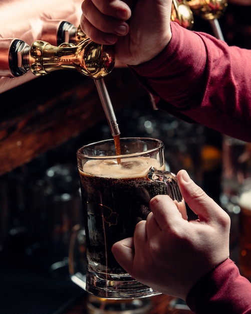 新鮮なビールを注ぐ