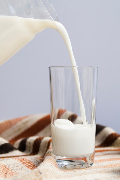Лить молоко внутри стакана