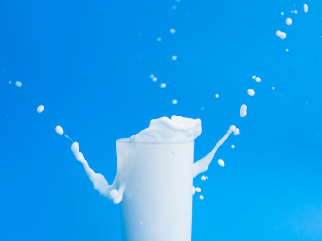 Free photo pouring milk out of glass