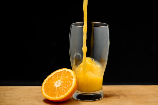 Free photo pouring orange juice into glass copy space