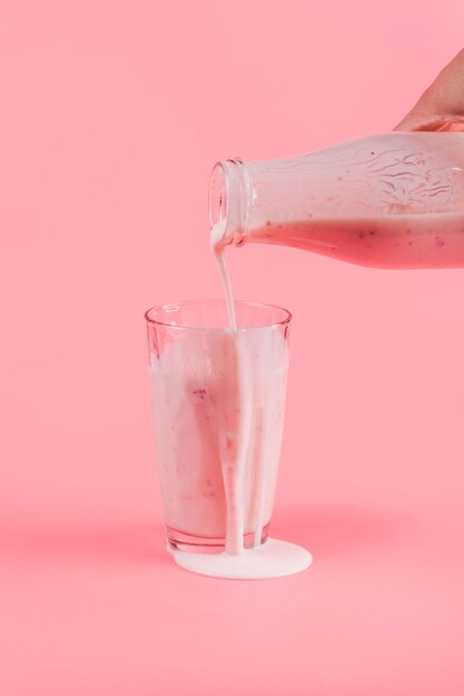 Розлив йогурта в стакан
