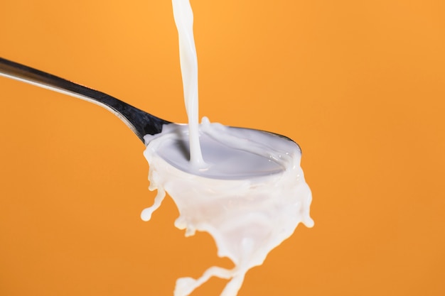 Pouring process on spoon for cereals