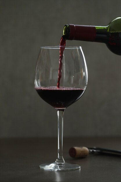 Лить красное вино в бокал