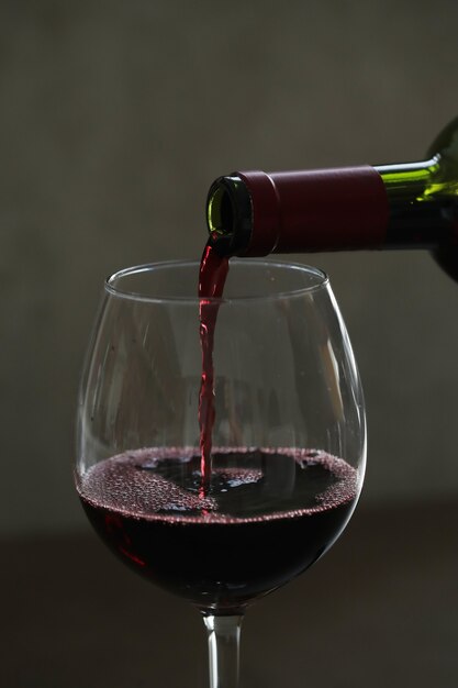 Лить красное вино в бокал