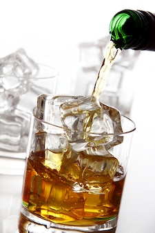 Наливание виски в стакан