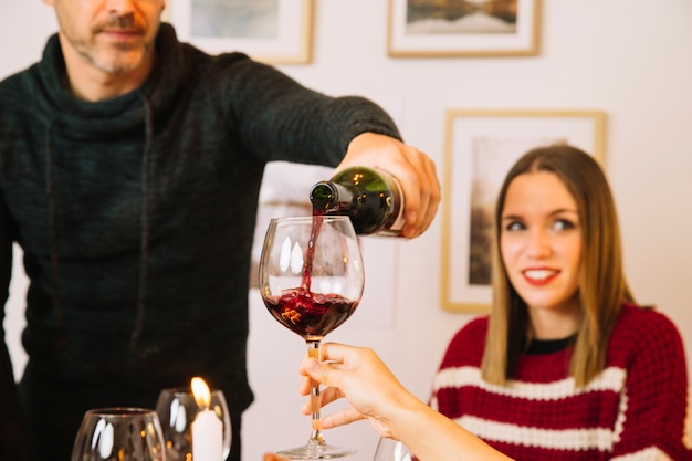 Versare il vino alla cena di natale