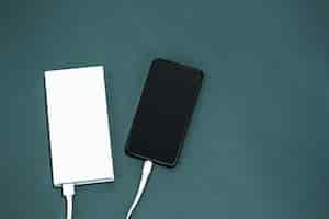 Foto gratuita power bank e telefono cellulare