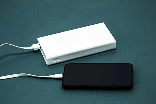 Foto gratuita power bank e telefono cellulare