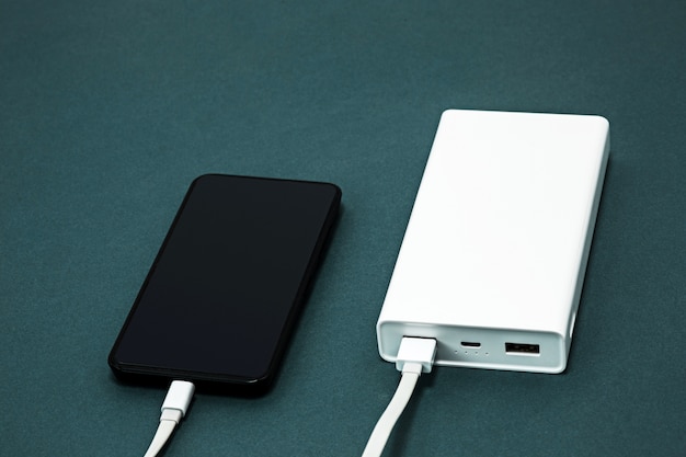 Foto gratuita power bank e telefono cellulare