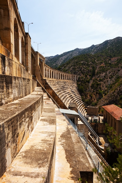 Foto gratuita centrale sul fiume segre. lleida