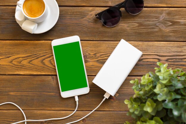 Powerbank charging a smartphone