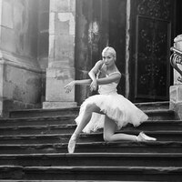 Практикуется везде. монохромный снимок балерины на лестнице с мягким фокусом на открытом воздухе