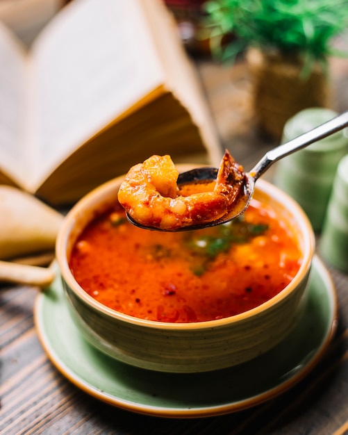 숟가락 해산물 수프 새우 토마토 빵 측면보기에 새우