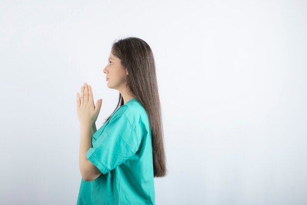 기도하는 젊은 간호사 여자