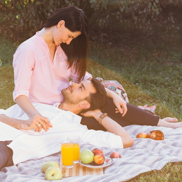 Free photo pregnant couple on picnic