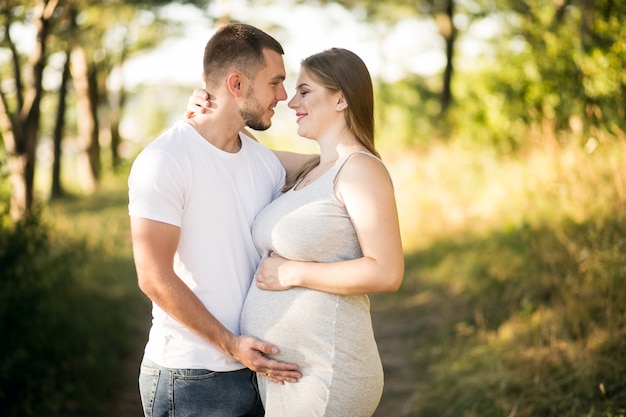 Free photo pregnant couple