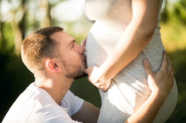 Free photo pregnant couple