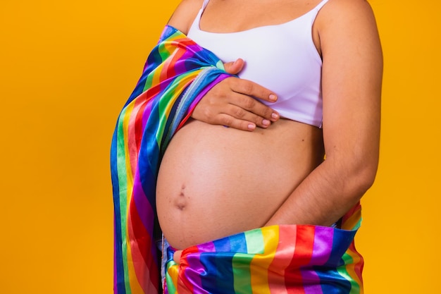 텍스트에 대 한 공간을 가진 노란색 배경에 임신 레즈비언 여자. 임신한 아프리카 lgbt 여성