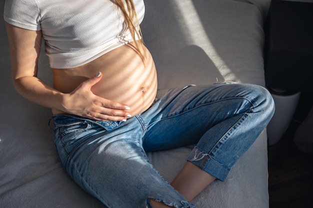 Foto gratuita donna incinta sul letto in camera in una mattina di sole