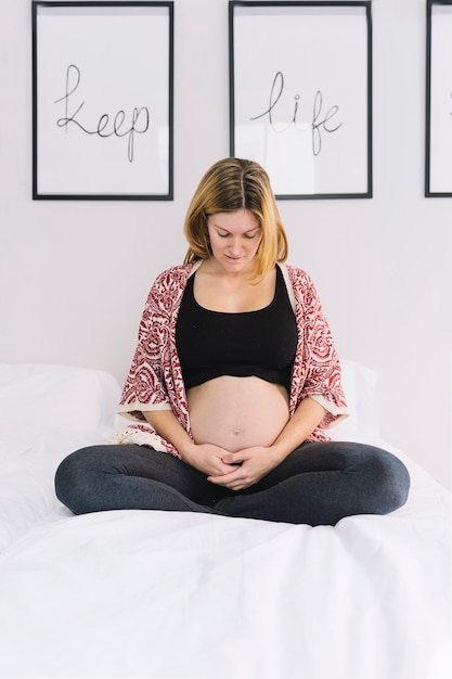 Free photo pregnant woman on bed