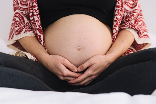 Free photo pregnant woman on bed